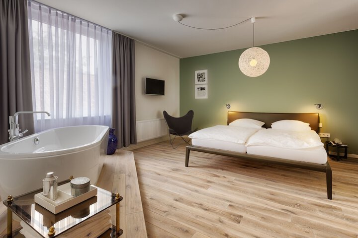 Room 5 of 76