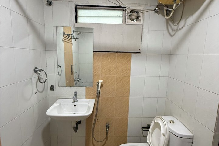 Room 9 of 12