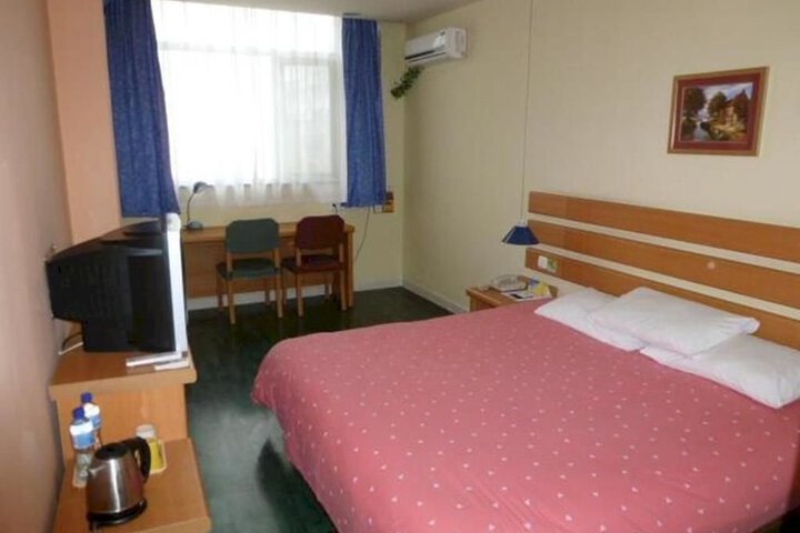 Room 6 of 9