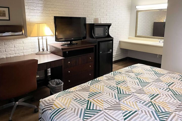 1 King Bed Micfridge (4 of 5)
