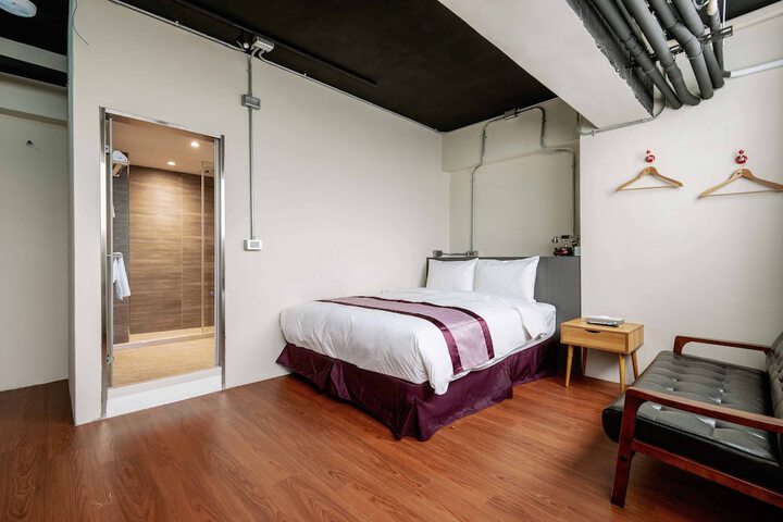Room 32 of 66