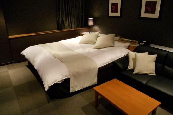 Room 8 of 15