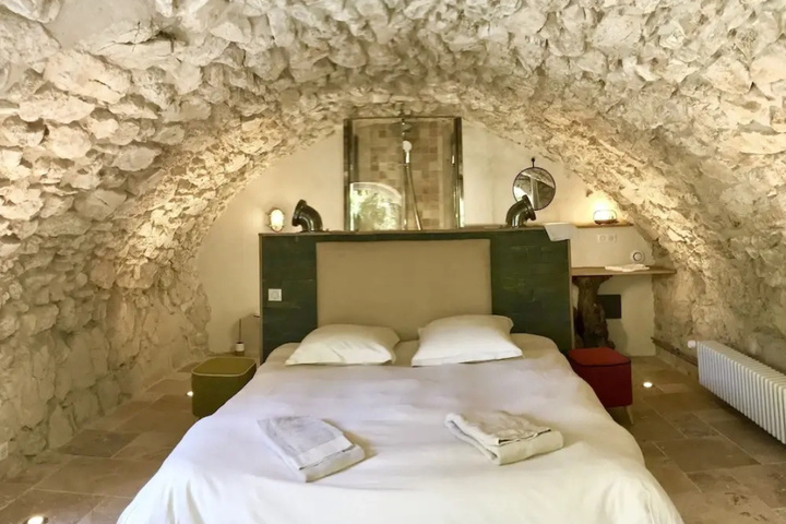 Room 2 of 16