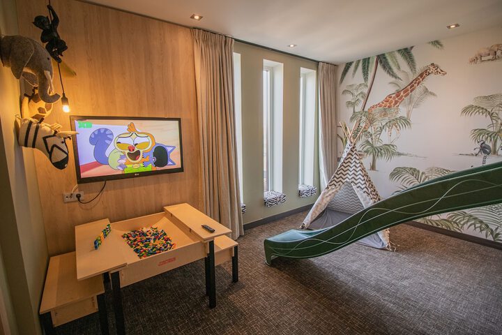 Room 13 of 108