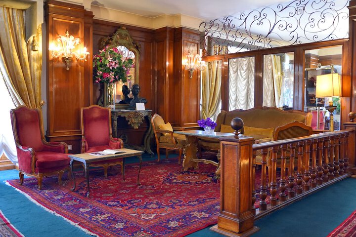 Entrance & Lobby