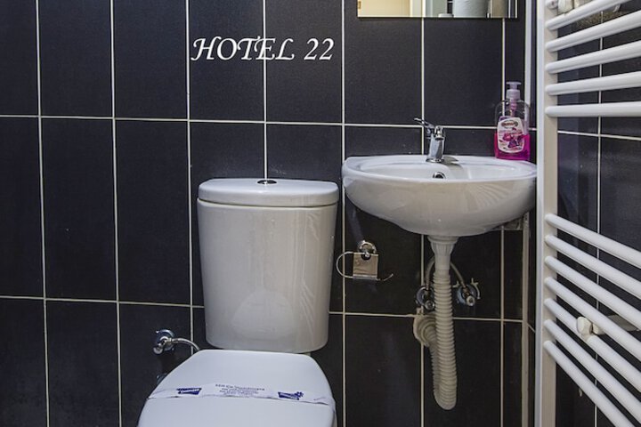 Room 6 of 14