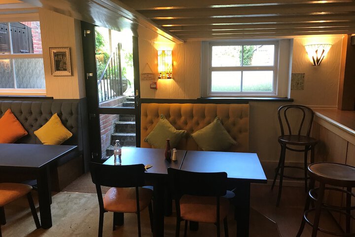 Lounge 72 of 82