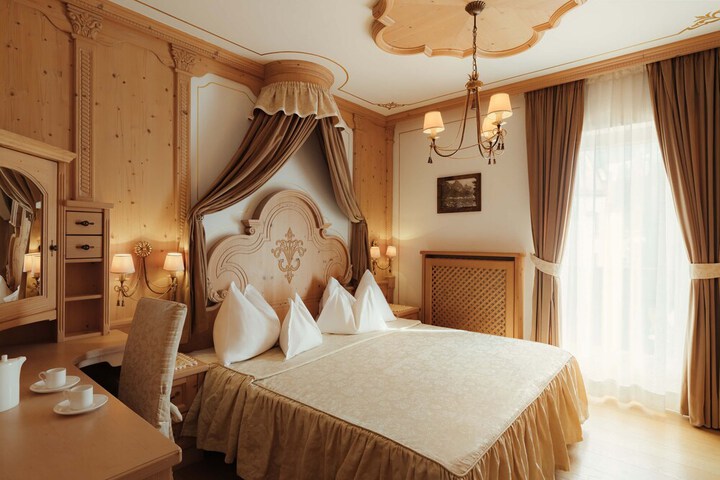 Room 4 of 28