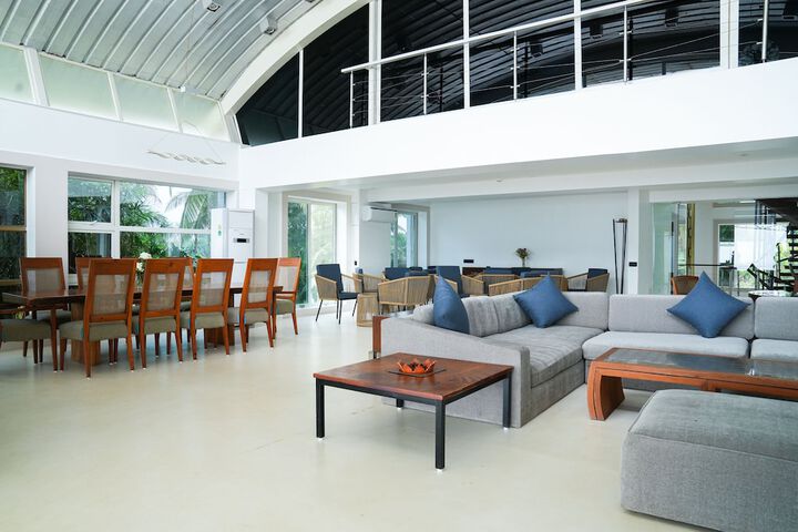 Lounge 78 of 108