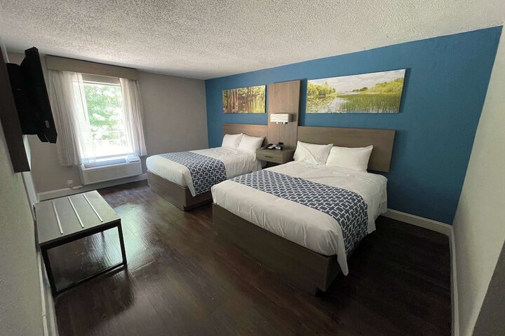 Suite 2 Queen Beds (1 of 6)