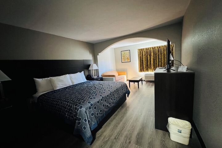 1 King Bed (3 of 9)