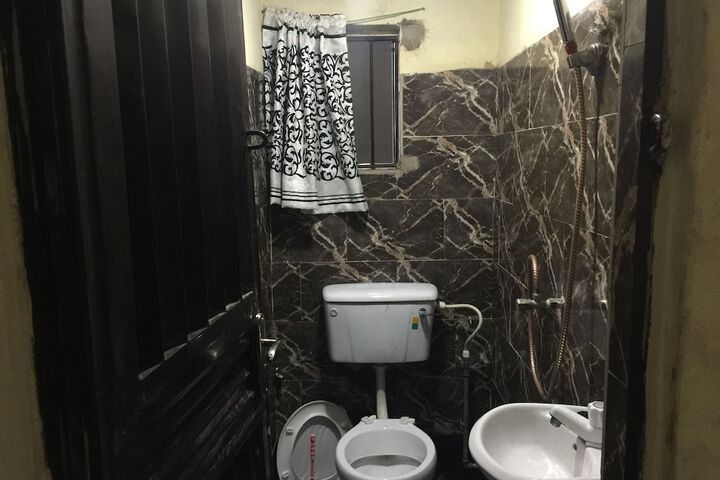Room 6 of 12