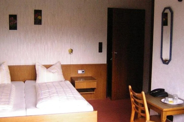 Room 3 of 28