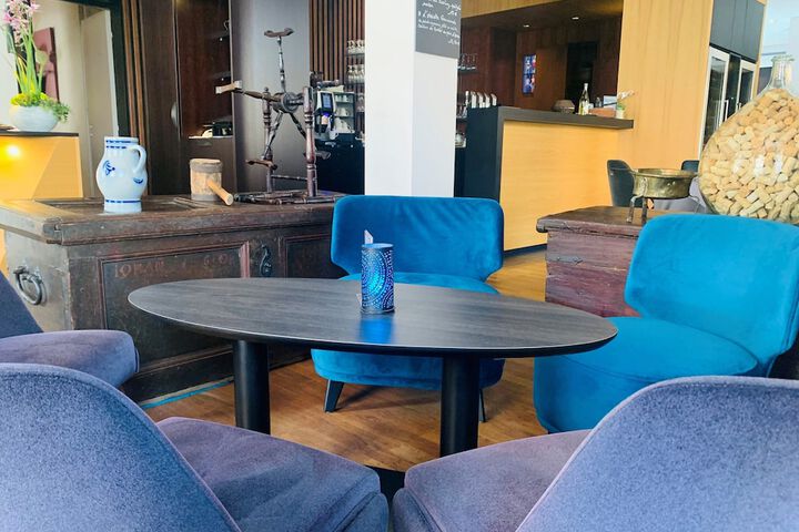 Lounge 48 of 55