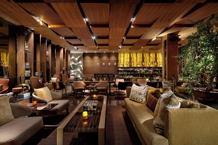 Lounge 82 of 103