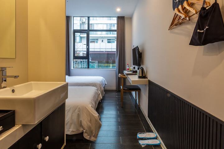 Room 10 of 31