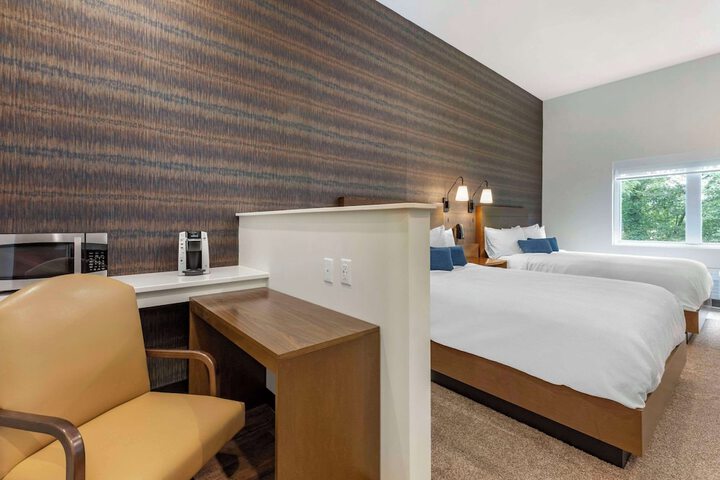2 Queen Beds (5 of 12)