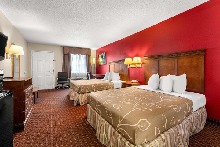 2 Queen Beds (4 of 6)