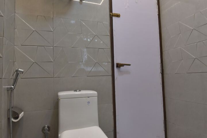Room 9 of 16