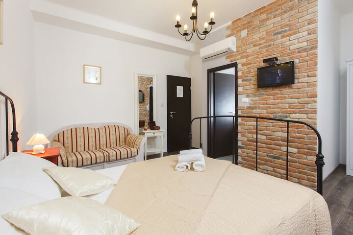 Room 3 of 35
