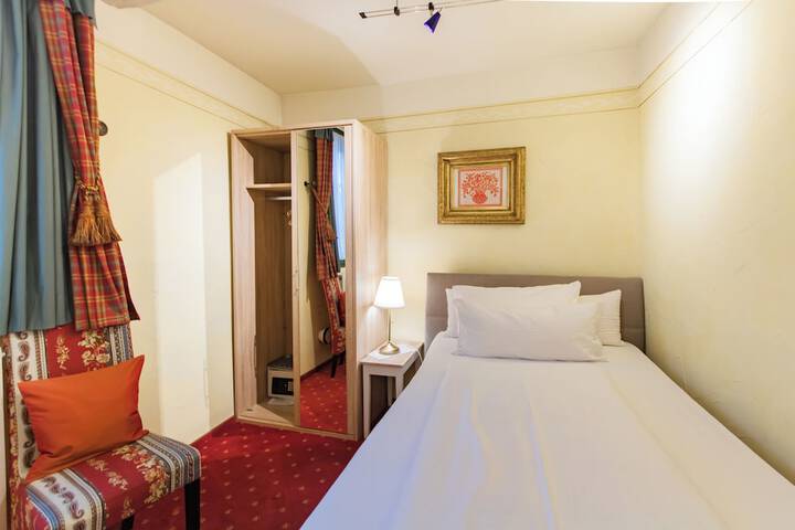 Room 5 of 74