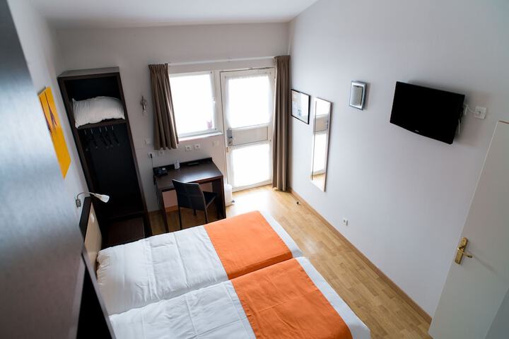 Room 8 of 78