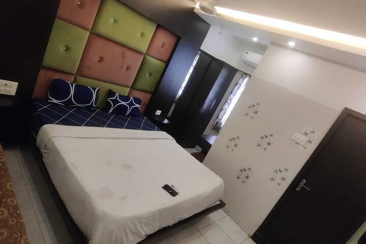 Room 11 of 27