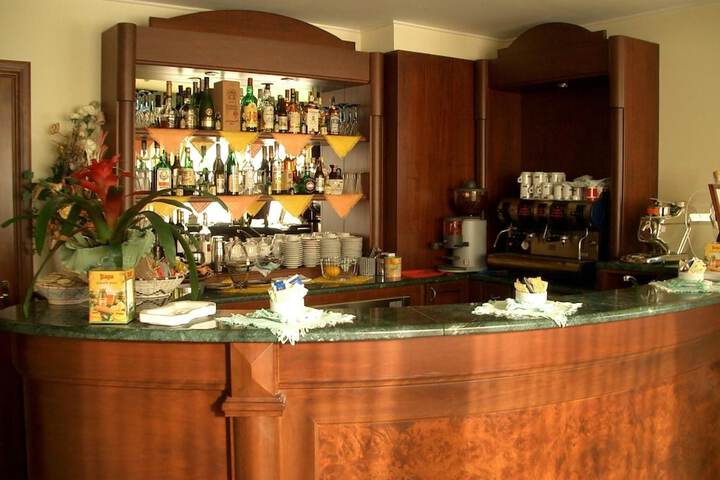 Lounge 44 of 54
