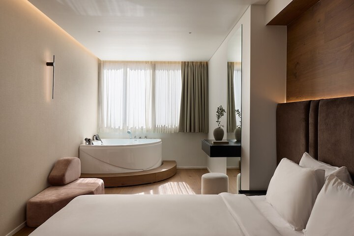 Room 8 of 16