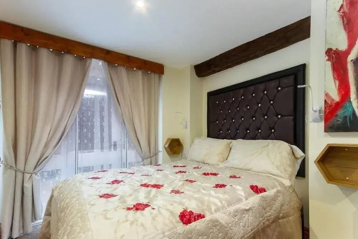 Room 4 of 12