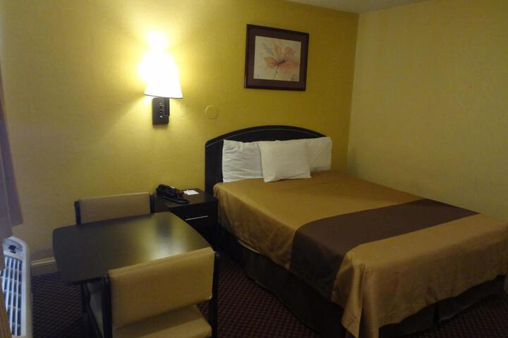 1 Queen Bed (8 of 8)