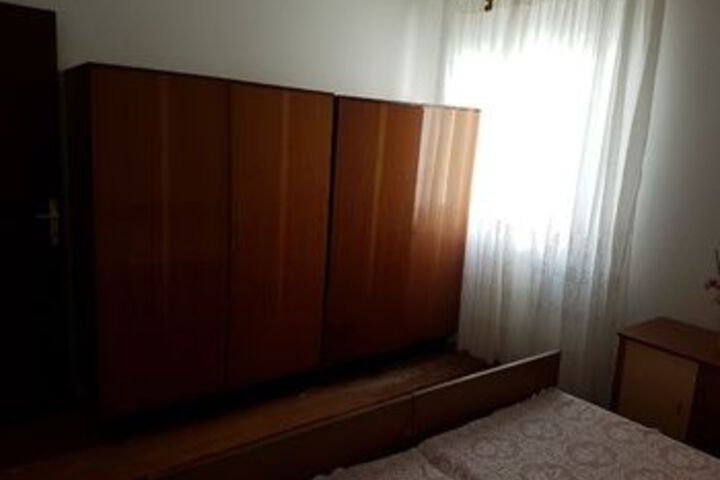 Room 9 of 13