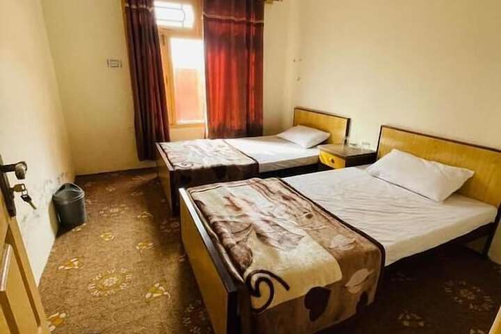 Room 6 of 9