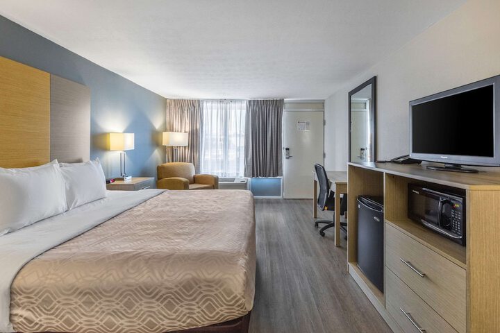1 King Bed (2 of 7)
