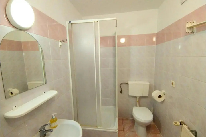Room 7 of 11