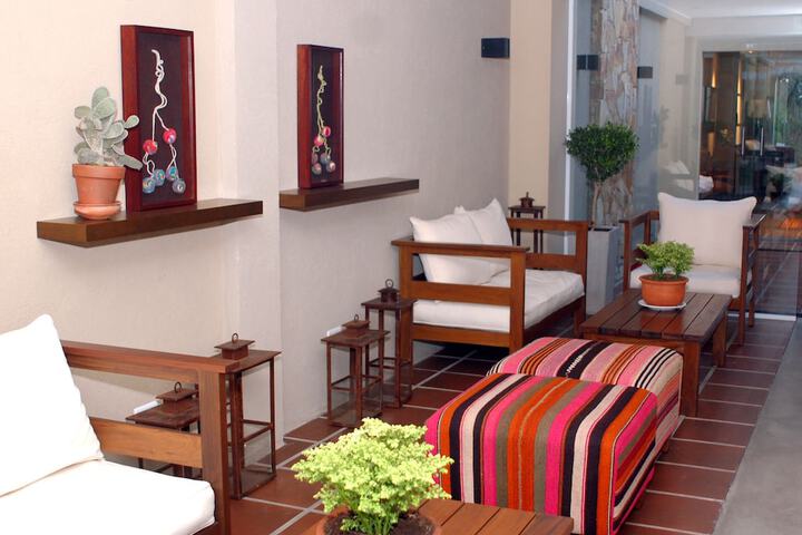 Lobby lounge