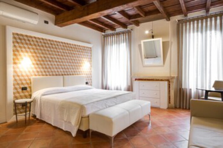 Room 33 of 39