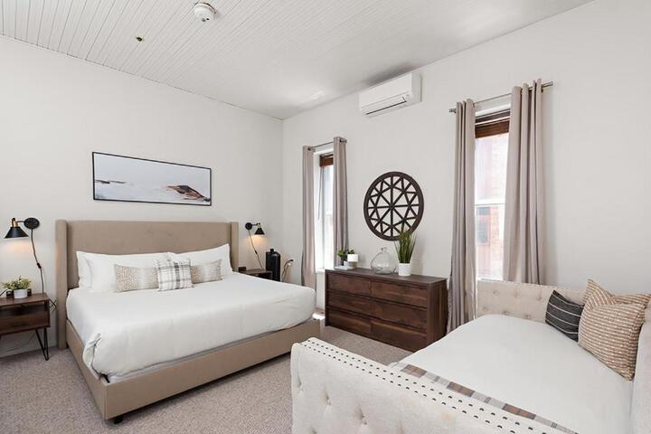 Photo of Independence Square 211 Chic Hotel Room with Mountain Views, a / C, & Rooftop Hot Tub