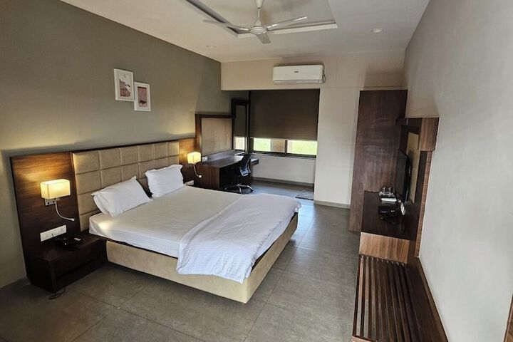 Room 2 of 10