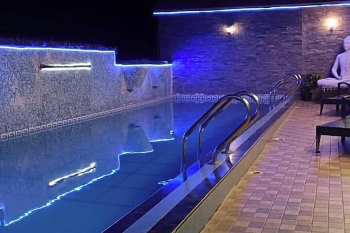 Pool 21 of 25