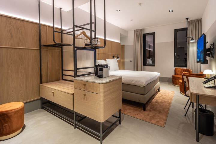 Room 11 of 32