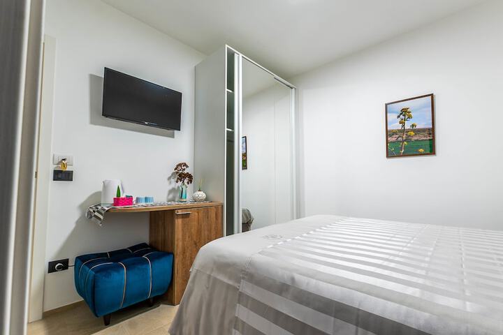 Room 6 of 24