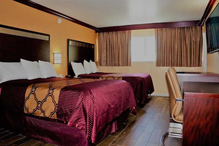 1 Queen Bed (1 of 11)