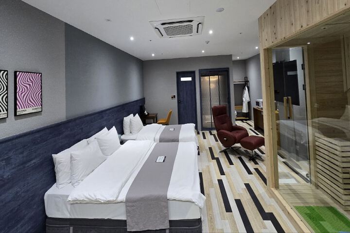 Room 33 of 184