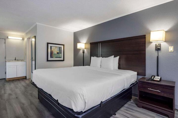 Efficiency King Bed (10 of 10)