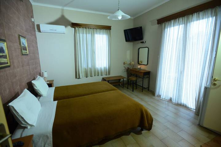 Room 9 of 25