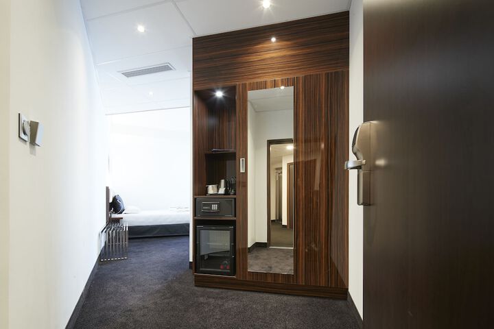 Room 33 of 114