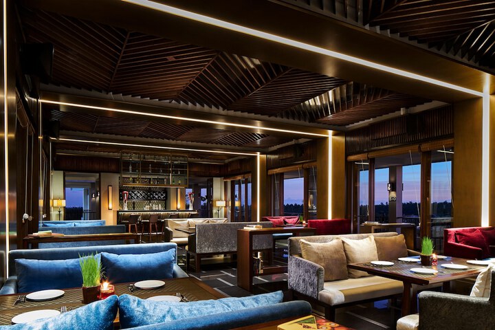 Lounge 23 of 24