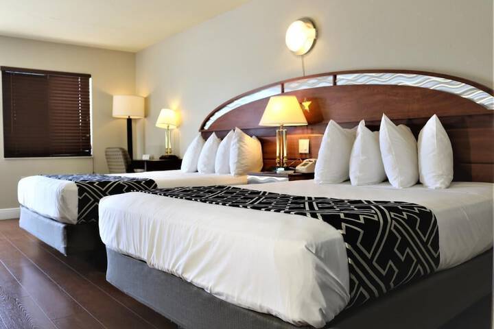 Deluxe 2 Queen Beds (1 of 5)
