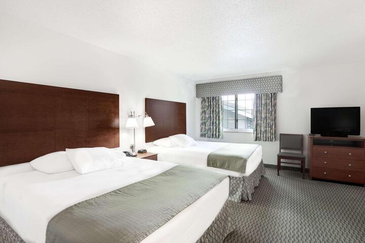 2 Queen Beds (2 of 8)